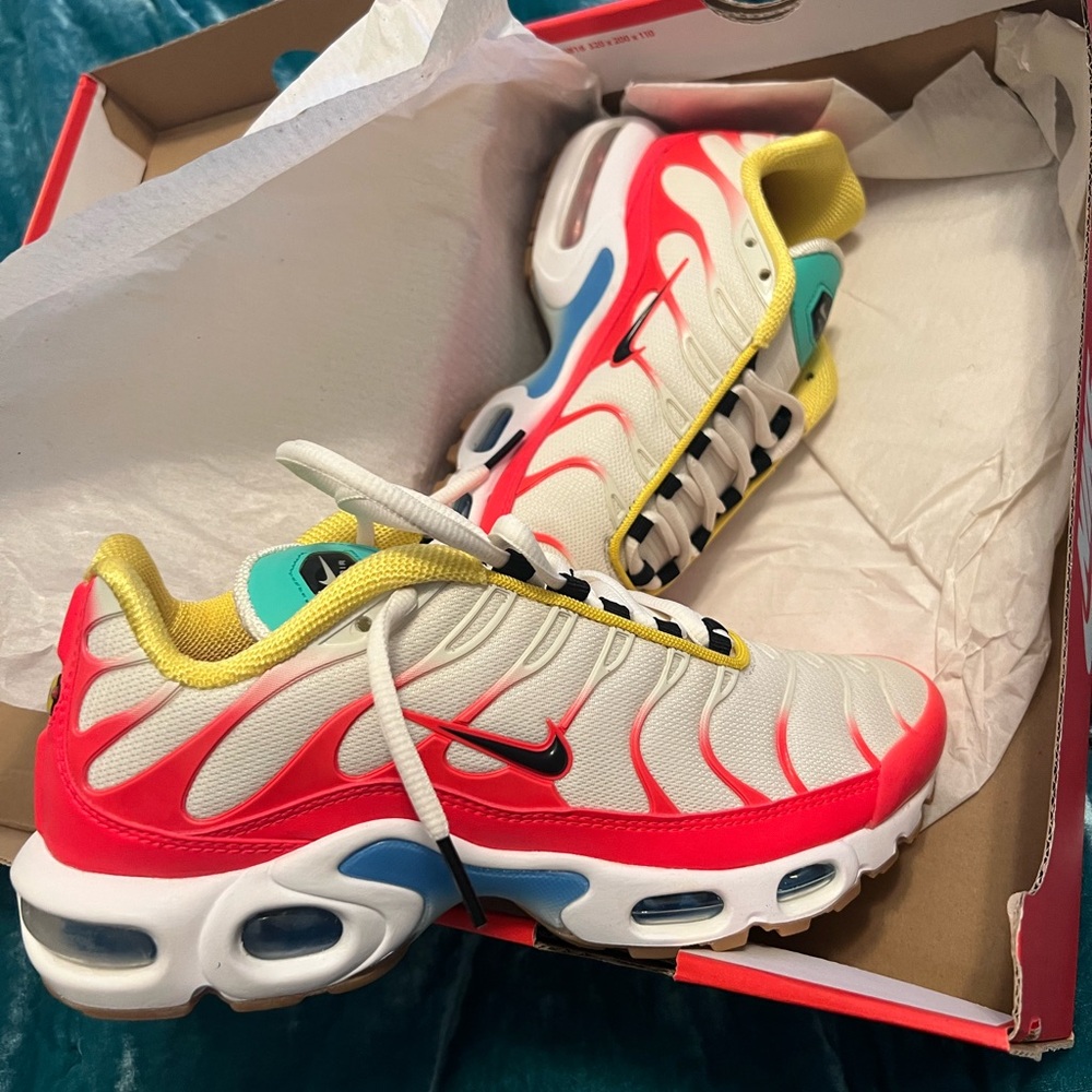 Woman’s' NIKE AIR MAX 🎁size 8 BEAUTIFUL & Bright NEVER WORN. Great GIFT 🎁